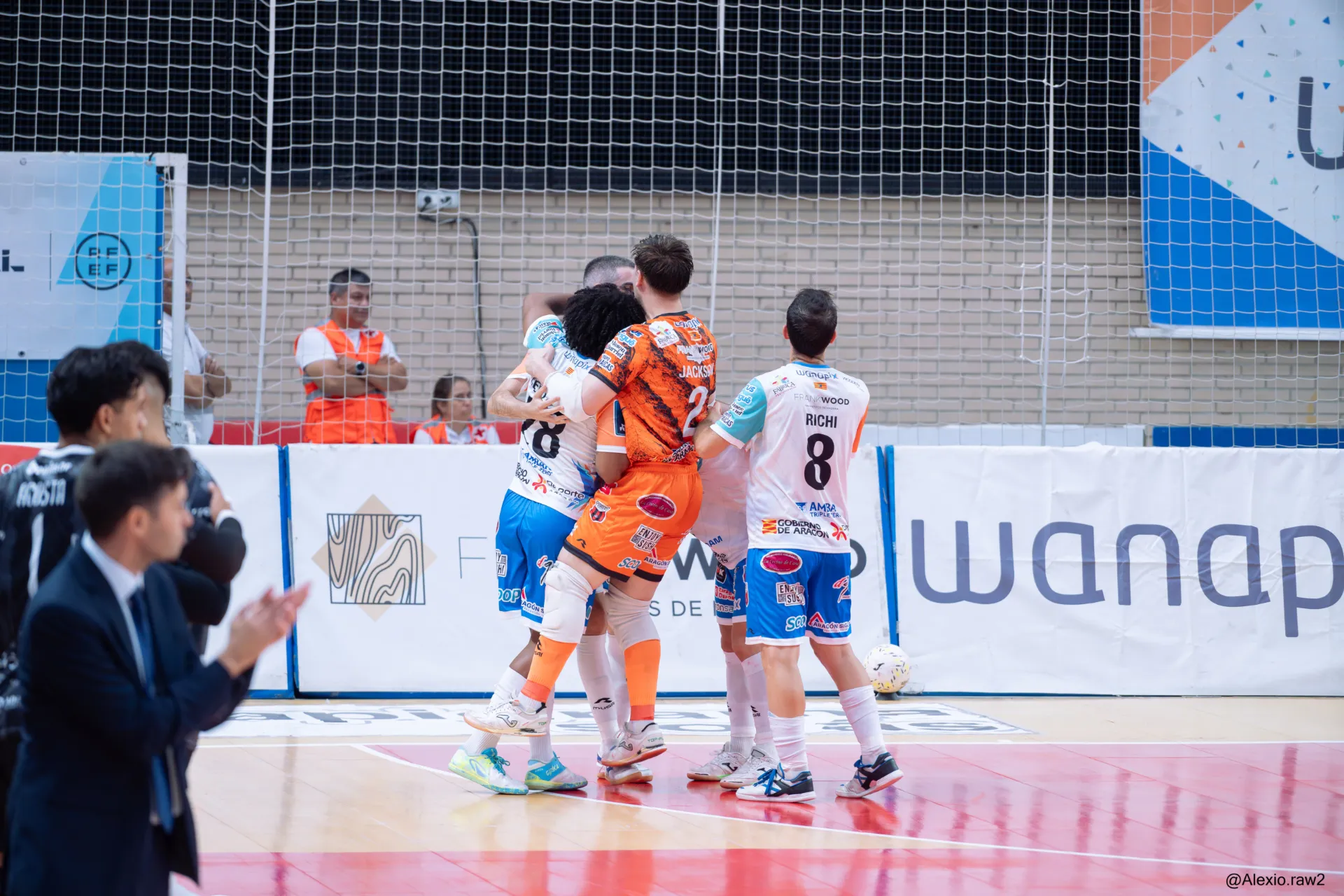 Jugadores de Wanapix celebrando juntos en la pista